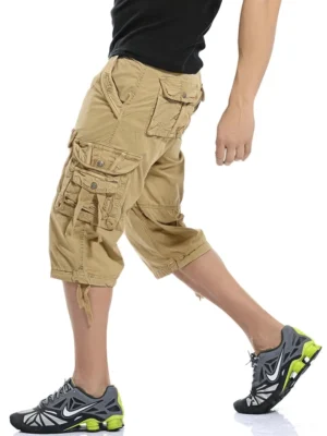 Khaki Tactical Cargo Capri Shorts in Seitenansicht mit Gehmodell – drawstring Hemdesäume und Multi-Pocket-Taktisches Design für Gothic Menswear