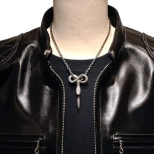 Kobra-Schlangen-Anhänger Halskette auf männlichem Model Vorderansicht, gothic punk style Kette mit realistisch geschnitzten Schuppen, alternative fashion statement piece