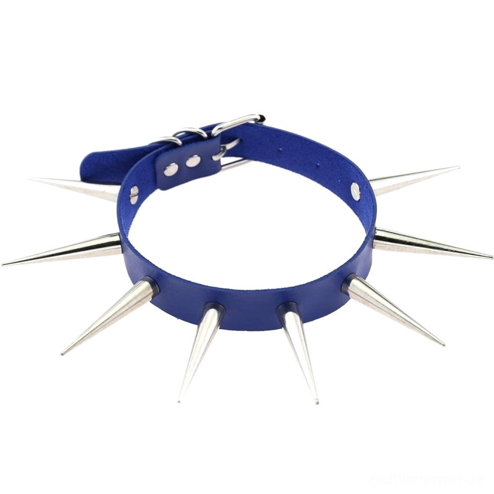 Königsblau Spike Punk Choker mit silbernen Metallspikes auf weißem Hintergrund, Flachaufnahme Vorderansicht mit verstellbarem Design, Gothic Halsband