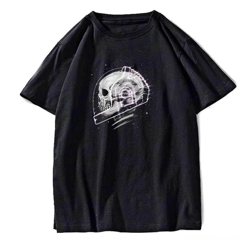 Schwarzes kosmisches Skelett Grafik Kurzarm Tee Flat Lay Vorderansicht, Gothic Weltraum-Totenkopf-Print Design auf Baumwoll-T-Shirt