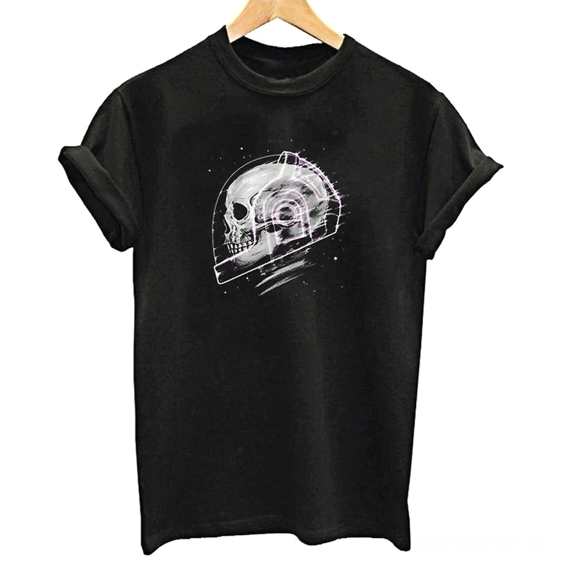 Kosmisches Skelett Gothic Tee schwarz auf Holzkleiderbügel hängend, Kurzarm locker sitzendes Gothic T-Shirt mit Weltraum-Totenkopf-Design Flat Lay
