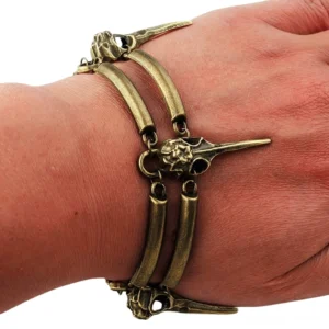 Doppellagiges Krähenschädel-Armband am Handgelenk getragen, Seitenansicht zeigt verstellbare Kettenglieder und Vogel-Schädel-Anhänger in Vintage-Bronzefinish, gothischer Hexen-Schmuck