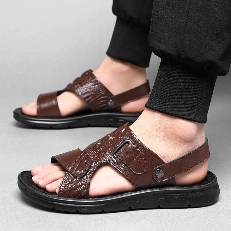 Echte Krokoprägung Ledersandalen Produktshow hebt Krokoprägung Textur und alternative gotische Styling-Möglichkeiten mit verstellbarem Schnallenverschluss hervor