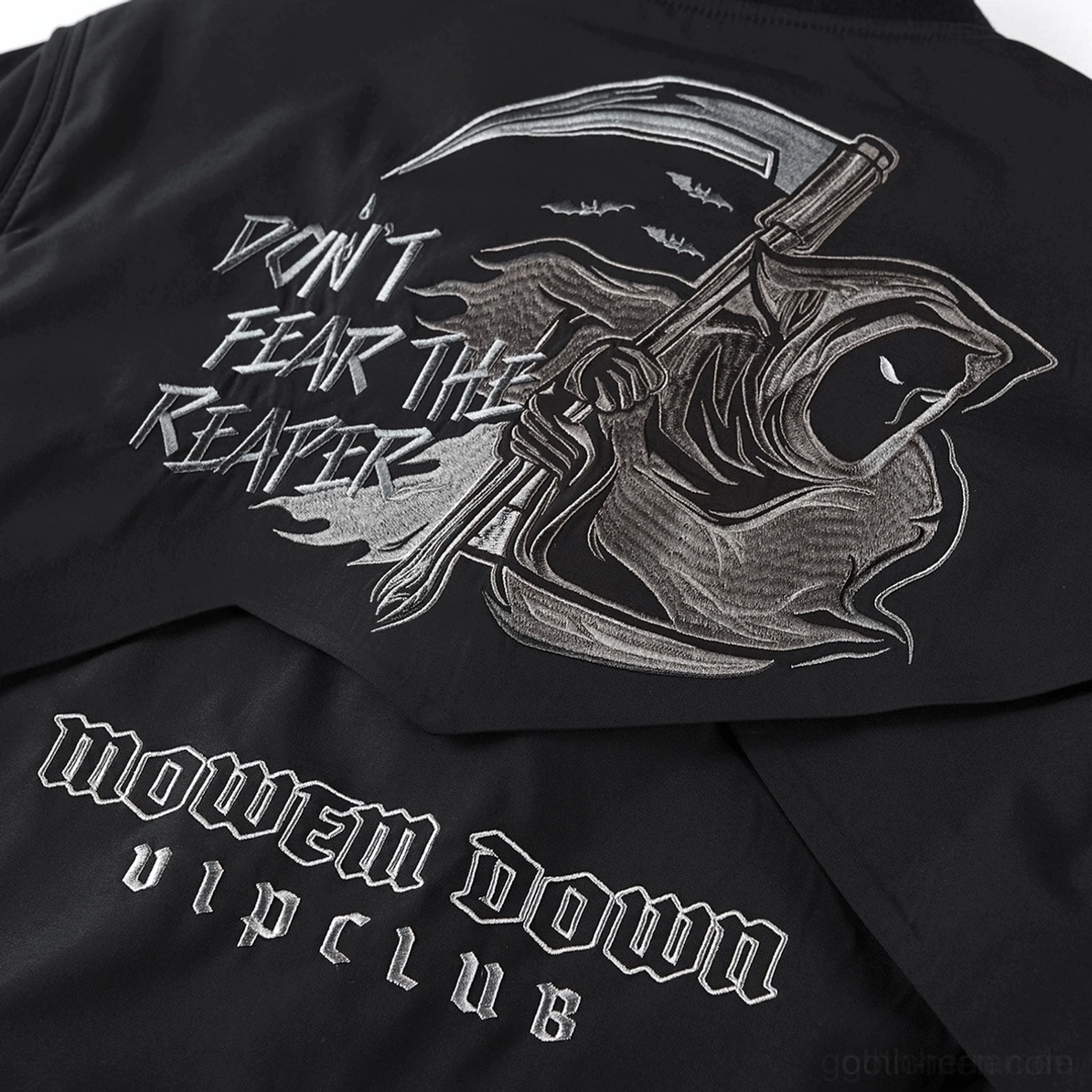 Großer Sensenmann Rücken Stickerei Detail auf gotischer Tactical Bomber Jacke - mehrfache Text-Drucke und komplizierte Stichanleitung Handwerk