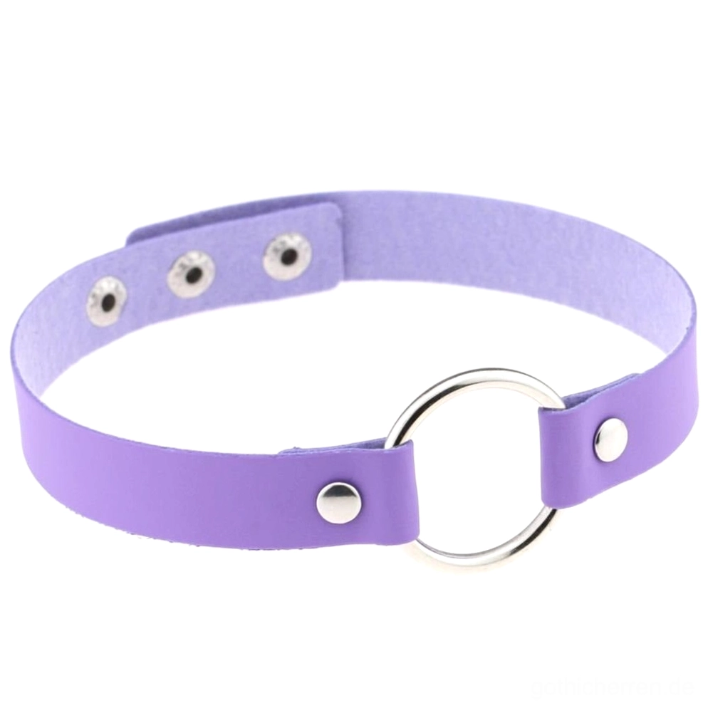 Lavendelviolettes minimalistisches Gothic-Leder-Choker-Halsband mit poliertem Zinklegierungs-O-Ring, verstellbare Druckknöpfe-Konstruktion, Flat-Lay auf weißem Studiohintergrund