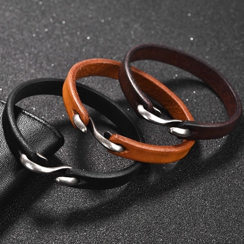 Größenvergleich Lederarmbänder 18.5 20 22 cm, drei Größenoptionen für unterschiedliche Handgelenksmessungen