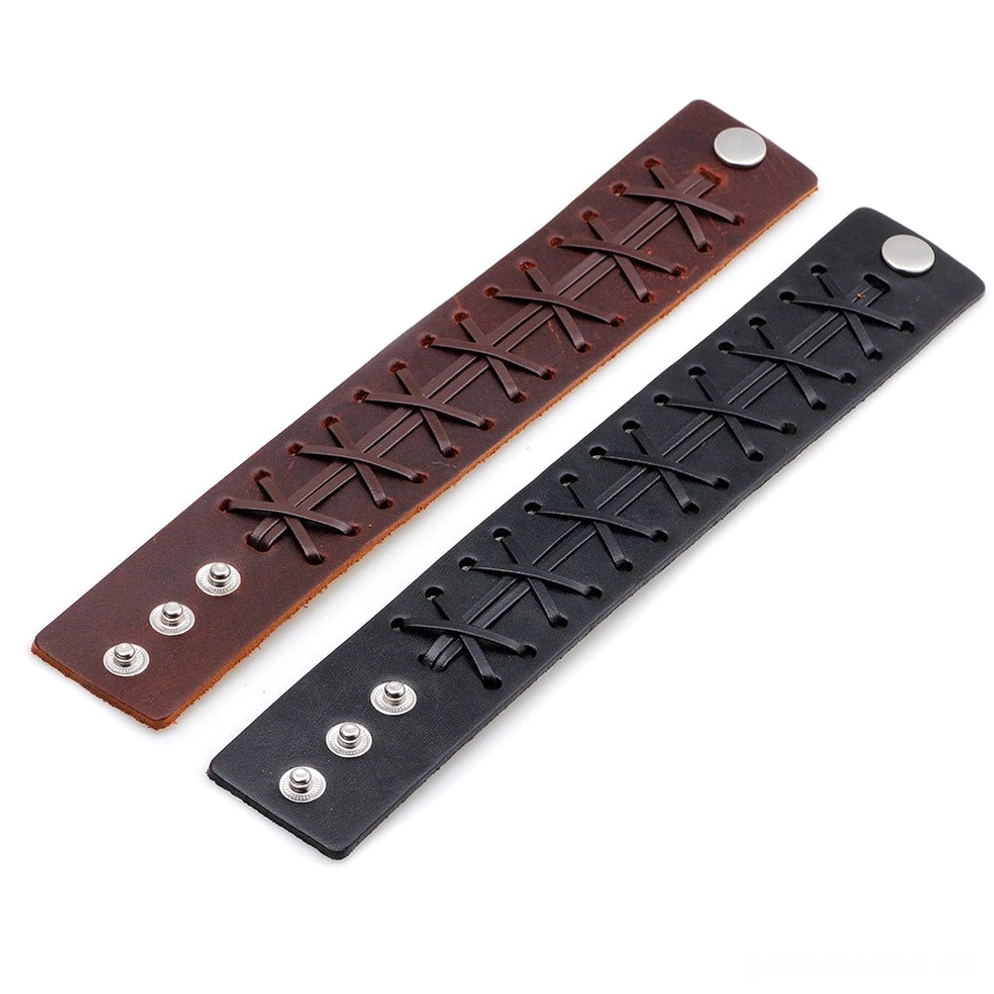 Zwei breite Leder-Gothic-Armbänder in Schwarz und Braun in paralleler Flatlays-Ansicht, zeigt verfügbare Farboptionen und metallische Druckknopf-Verbindungen