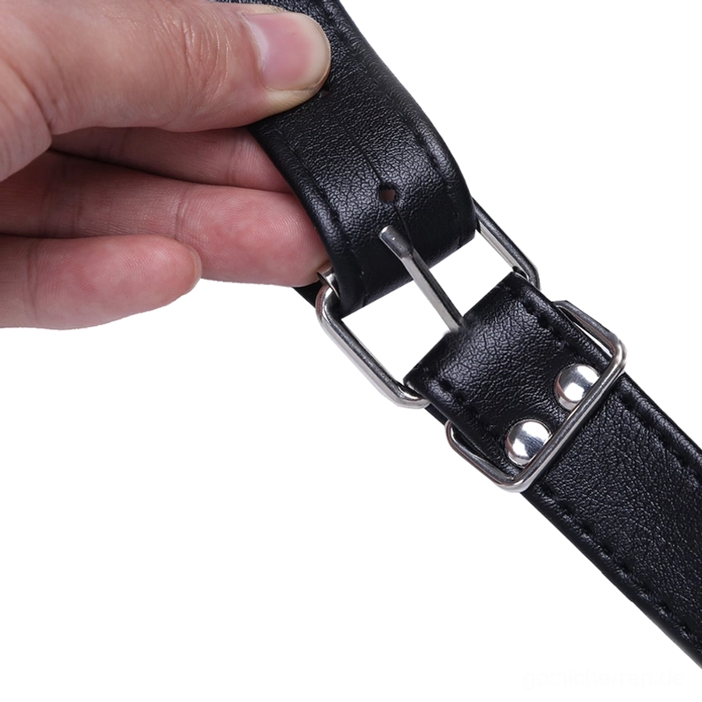 Gothic Leder-Geschirr Metall-Pin-Buckle Verschlussmechanismus mit befestigten Silber-Nieten auf Kunstleder-Riemen Detail