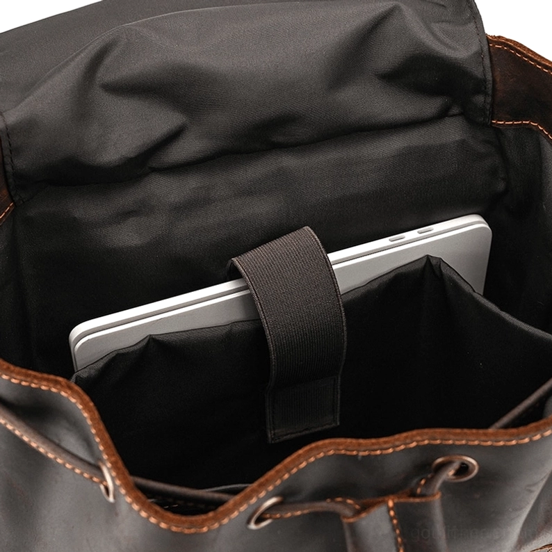 Echtes Leder Gothic Rucksack zeigt vielseitige Styling-Potenzial mit mehrfachen Trageoptionen - Flexibilitat