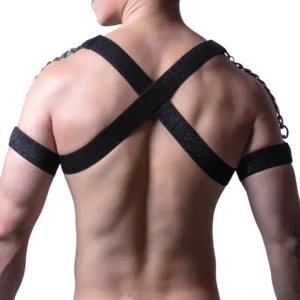 Rückenansicht schwarzes Herrenleder-Geschirr mit gekreuztem X-Muster über den Schultern und verstellbaren Rückenschnallen, gotischer Alternative Fashion Body-Harness