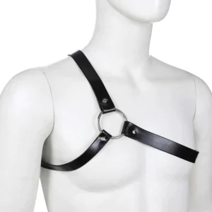 Schwarzes Ledergeschirr auf männlicher Schaufensterpuppe Frontperspektive mit zentralem Metall-O-Ring, asymmetrischer Schultermontage und verstellbarem Schnallen-Strap