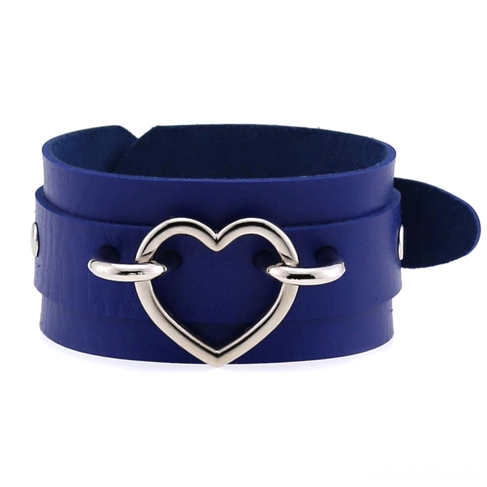 Lederherz-Armband Detailaufnahme mit silberner hohler Herz-Schnalle, doppellagige Lederkonstruktion, Handwerkskunst Gothic Schmuck