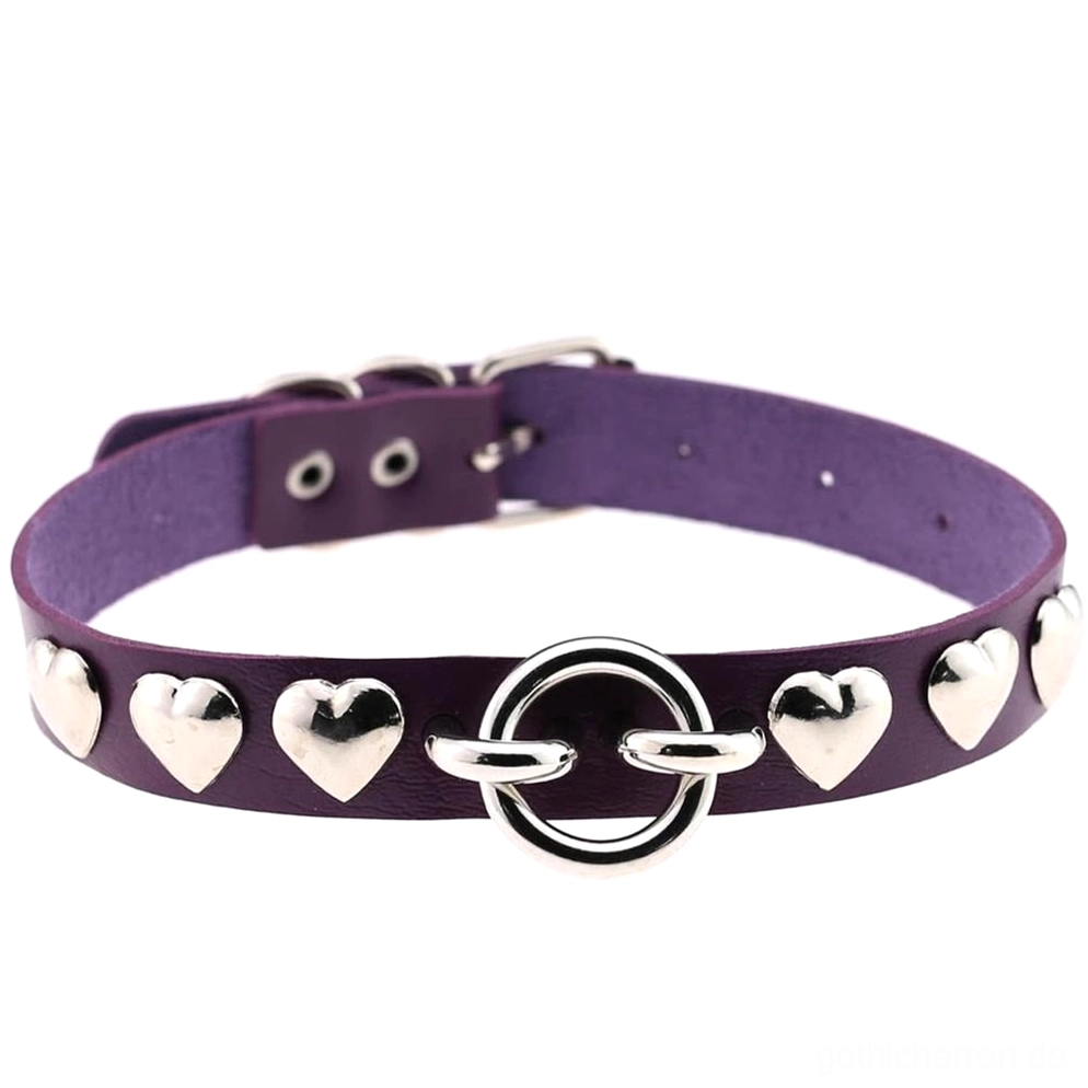 lila pu leder herzchoker mit silbernen metalldetails königlicher gothic halsschmuck produktansicht
