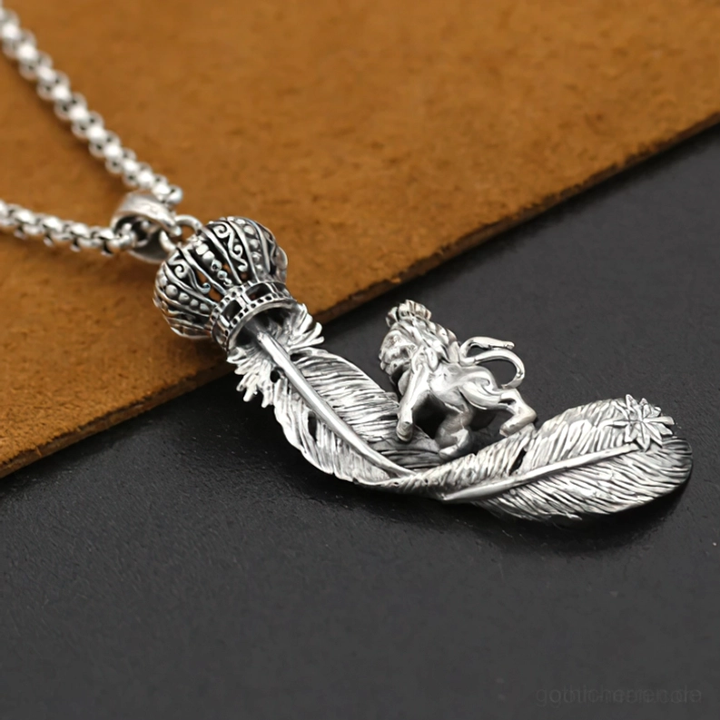 Nahaufnahme Detail des geschnitzten Königslöwe Feder Anhänger, Vintage Silberton Gothic Schmuck mit feiner Strukturierung und dreidimensionaler Gestaltung