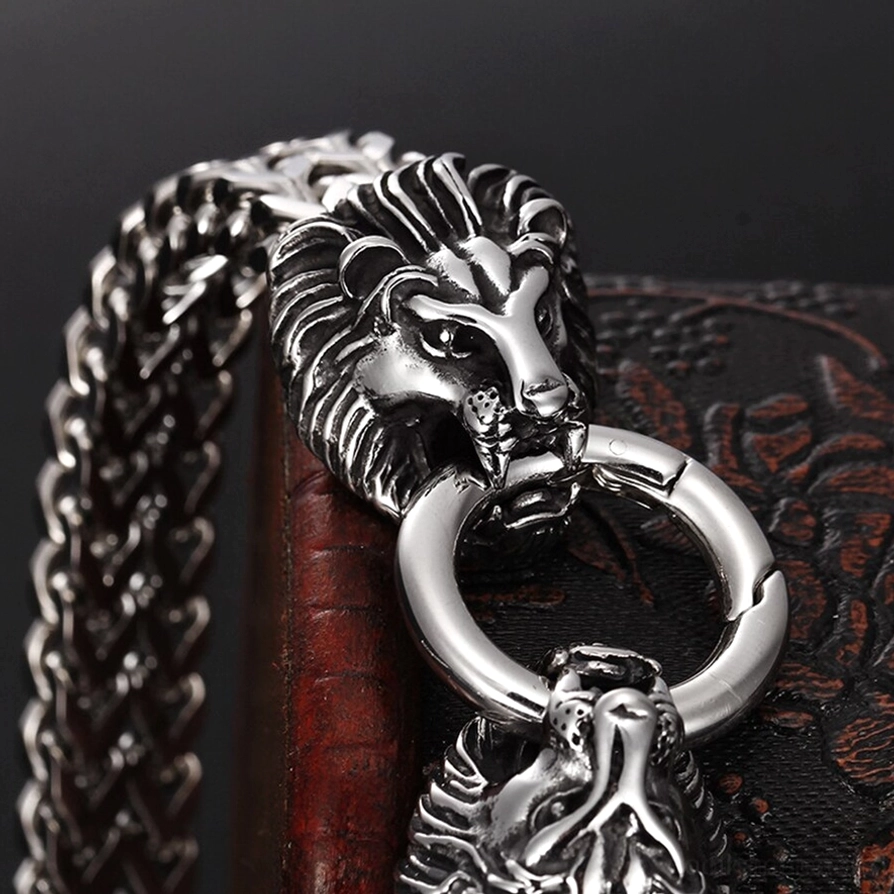 Nahaufnahme Detail des skulpturierten Löwenkopf-Verschlusses auf gothischem Edelstahl Armband, fein gravierte Merkmale und polierte Silberfinish-Oberfläche des Federverschlusses