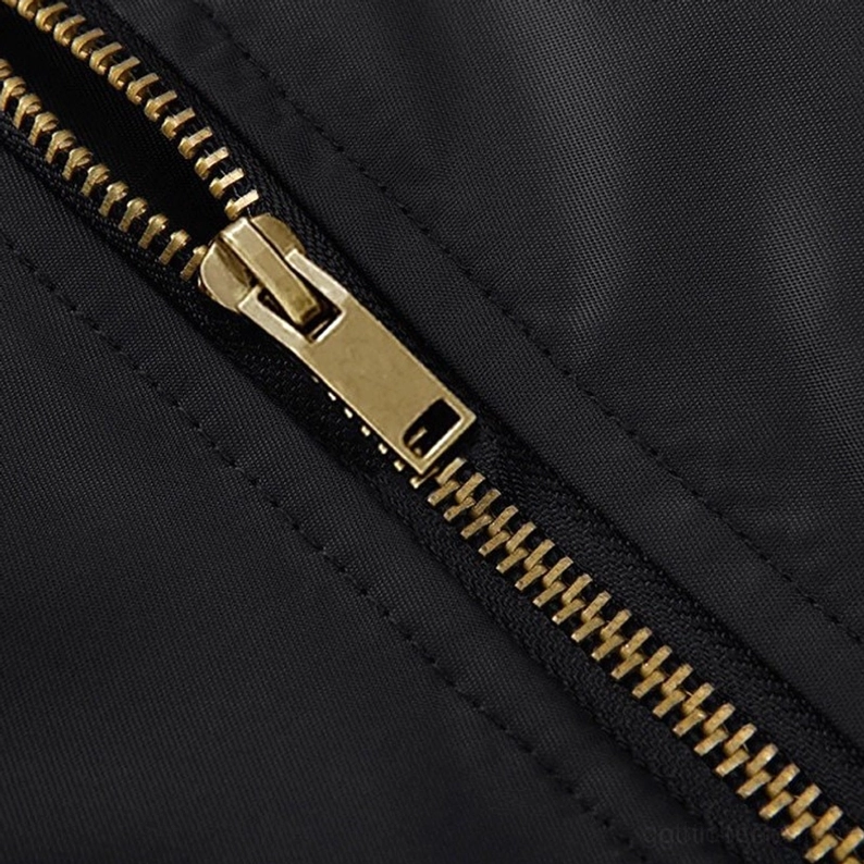 MA-1 Bomberjacke Nahaufnahme Bronzehardware und Reißverschluss-Qualität – Gothic Military Flight Wear mit hochwertiger Metallbeschlagdetaillierung