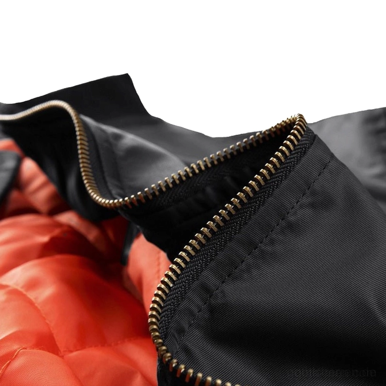 MA-1 Bomberjacke Rückansicht und Gesamtsilhouette – Dark Aesthetic Military Bomber Fliegerjacke zeigt strukturierte Passung und Verarbeitungsqualität