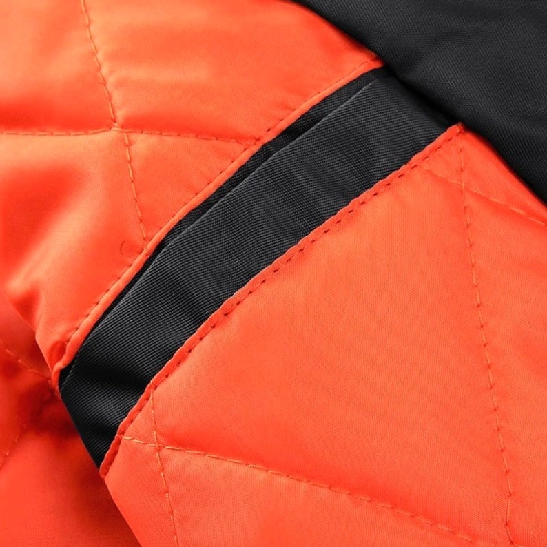 MA-1 Bomberjacke Seitenansicht mit gezipperte Armtasche und Stofftextur – Gothic Military Style Fliegerjacke Detail zeigt Passform und Material-Qualität
