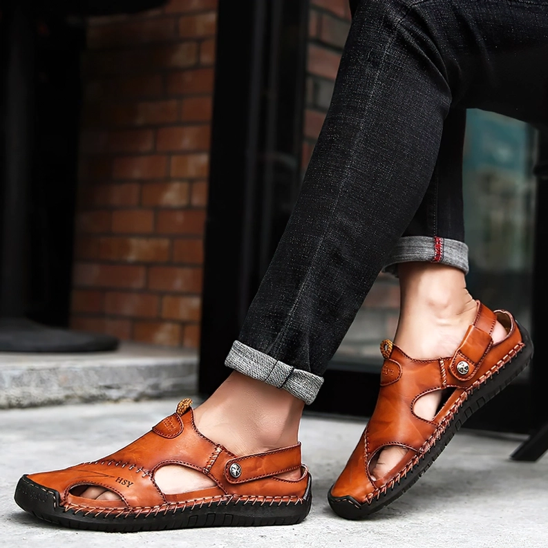 Männliches Modell trägt Khaki-Tan Leder-Gothic-Sandalen mit verstellbarem Rückengurt in Café-Outdoor-Ambiente – Gotische Herren-Moccasins im Lifestyle-Setting