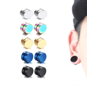 Magnetische schwarze Gothic Ohrringe Herren am Modell, piercing-freies Design mit hochpoliertem Edelstahl Finish im Detail