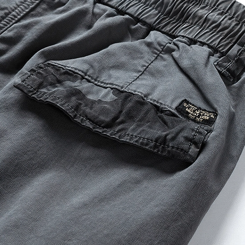 Makroaufnahme Tarnfleck-Taschenklappe Gothic Cargo Joggers Stoff-Label Streetwear Detail
