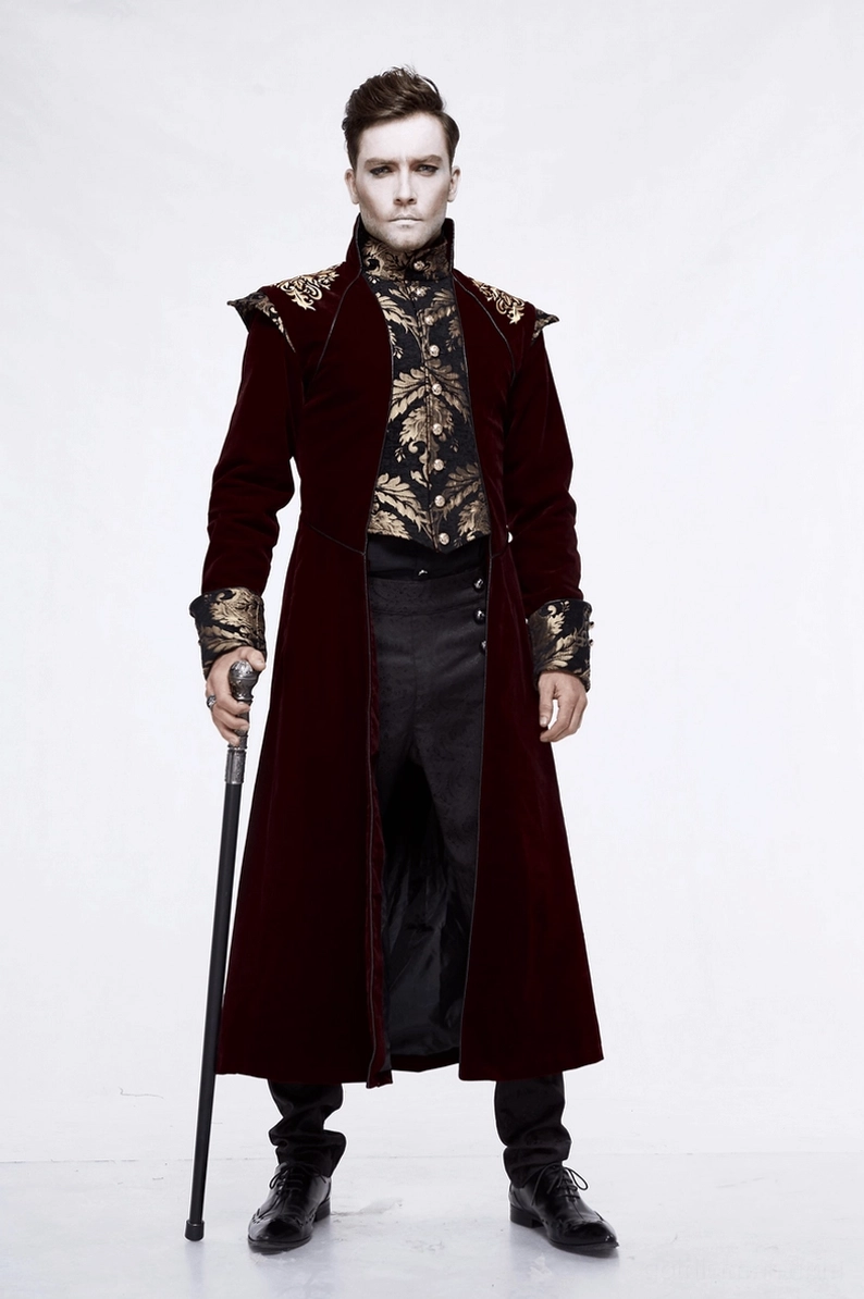 Mann in weindunklem Gothic-Gehrock mit schwarzem Gehstock und formalen Lederschuhen accessoirisiert – frontal Pose aristocratisch elegant