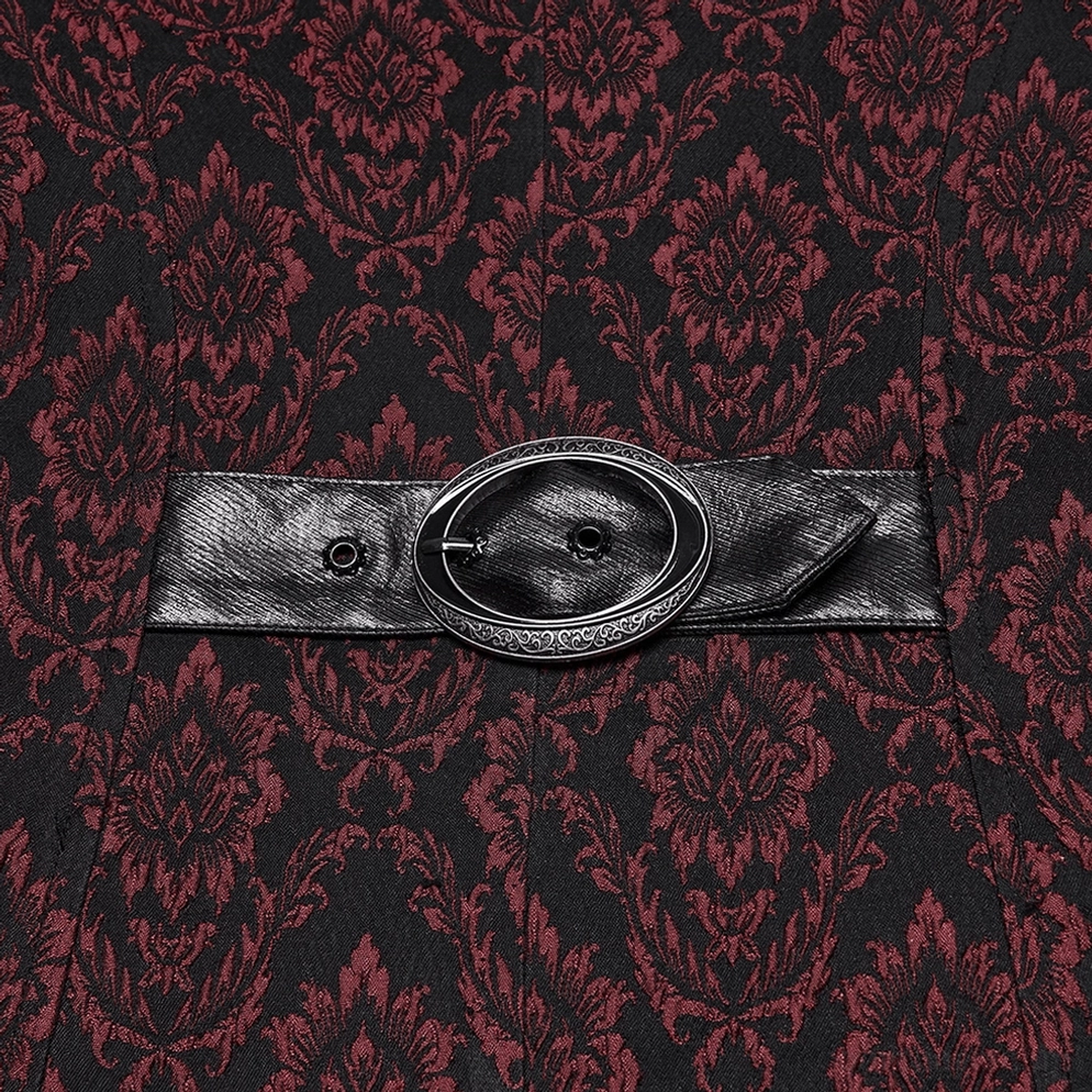Rückseiten-Hüftgürtel Detail mit polierter gravierter ovaler Metallschnalle, schwarzem Kunstledergürtel auf burgunderrotem Damaskus-Muster