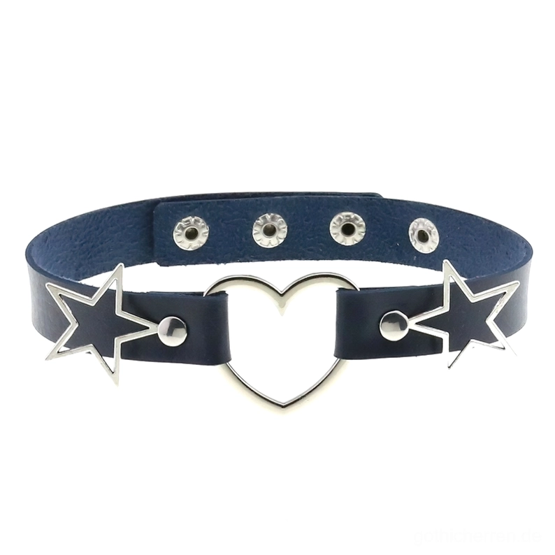 Marineblau Gothic Choker Halsband mit silbernen dekorativen Herz- und Stern-Metallakzenten, Flatlay-Fotografie des verstellbaren Leder Choker Designs