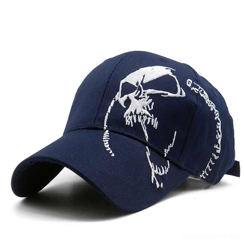 Marineblaue Gothic Skull Baseball Kappe mit weißer Totenkopf-Stickerei, drei-viertel Frontansicht, Alternative Fashion Headwear, Baumwoll-Kopfbedeckung mit Metallbuckle
