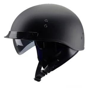Matter schwarzer Gothic-Motorradhalbhelm mit integrierten Metallnieten, klappbarem Sonnenvisier und braunem Lederkantenfinish - vordere Dreiviertelansicht mit authentischer Biker-Ästhetik und DOT-Zertifizierung