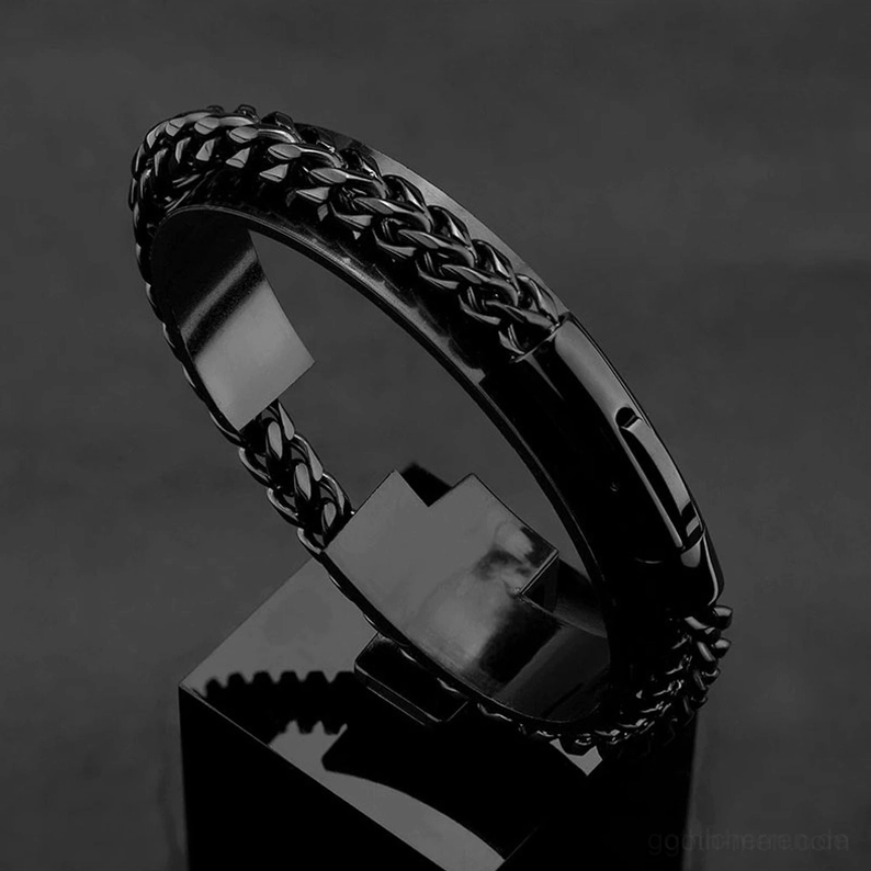 Matter schwarzes Edelstahl Gothic Curb Chain Armband – Dreiviertel-Seitenansicht mit detaillierter Textur und verflochtener Kettenstruktur