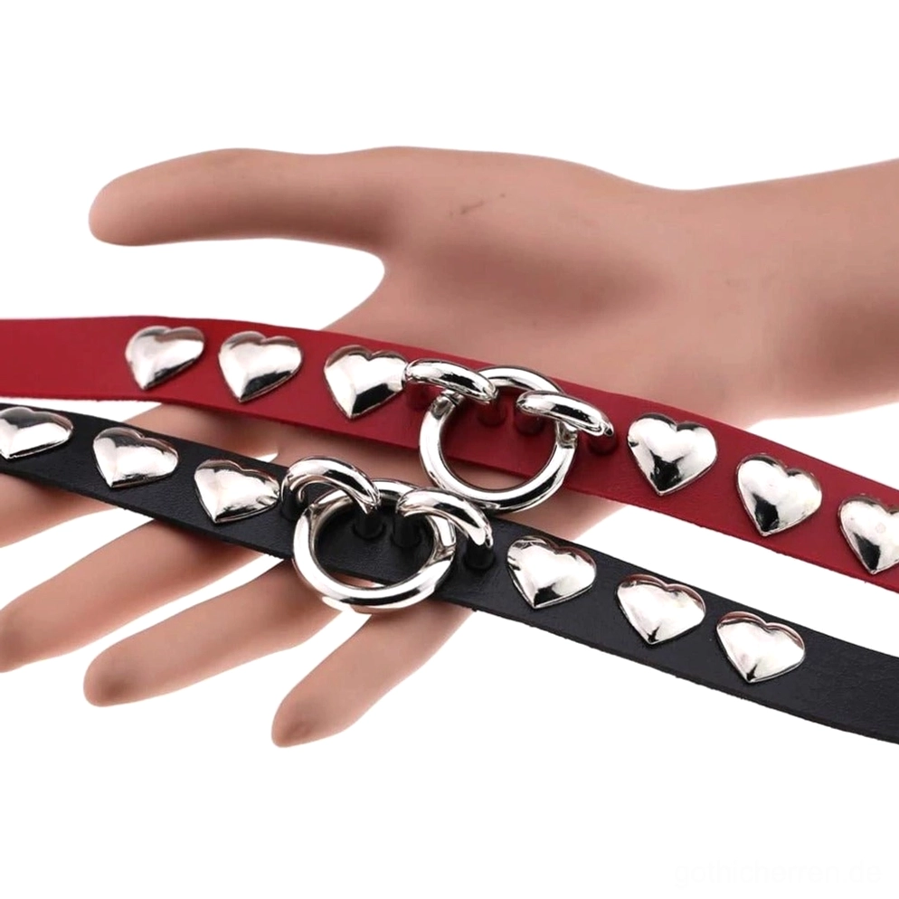 mehrfarbige pu leder herzchoker schwarz und rot flach gelegt o-ring und silber nieten details produktfotografie