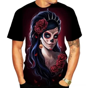 Schwarzes Memento Mori Catrina 3D Druck Gothic T-Shirt mit detailliertem Tag der Toten Totenkopf Design getragen von männlichem Modell Vorderansicht mit blauen Haaren roten Rosen und Schädel-Ohrringen auf dunklem Hintergrund