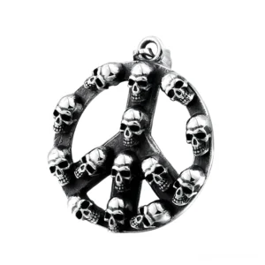 Memento-Mori Friedenszeichen Totenkopf Anhänger Gothic Halskette Titan-Stahl Frontansicht Close-up mit aufwendiger 3D-Totenkopf-Verzierung und antiker Silber-Patina