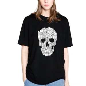Memento Mori Katzenschädel Gothic T-Shirt in Schwarz mit weißem Siebdruck-Motiv von vorne auf Model—klassisches Rundhals Unisex Kurzarm Occult Fashion Shirt