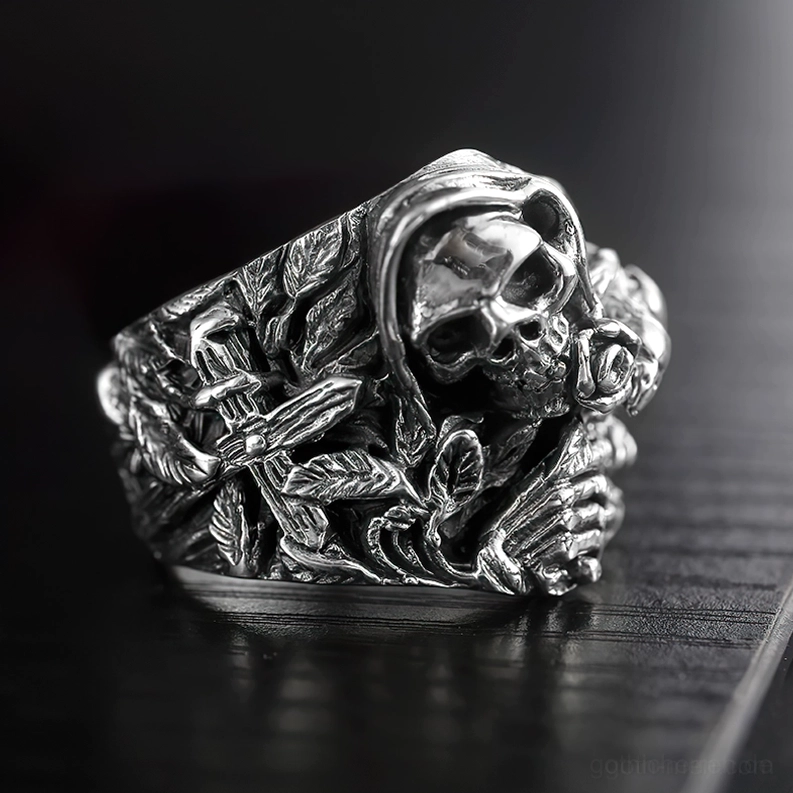 Gotischer 925er Sterlingsilber Ring Dreiviertelansicht auf Holztisch zeigt Schwert-, Blatt- und Blütenmuster in antikierter Oberflächenfinish, gotische Ästhetik