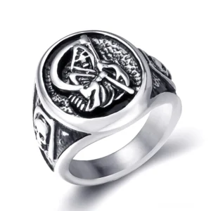 Memento-Mori Sensenmann Edelstahl-Siegelring mit Zweifarbig-Finish und meisterhaft graviertem Grim-Reaper-Motiv, Frontalansicht aus overhead Perspektive auf weißem Hintergrund, zeigt detaillierte Schädel-Akzente und Sense-Gravur