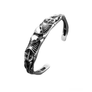Memento Mori Skelett Edelstahl Armband mit doppelten Schädelmotiven und detaillierter Rippenkarvur – Gothic Statement Schmuck in Silberton, Vorderansicht