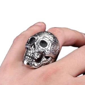 Gothic Totenschädel Ring getragen an männlicher Hand, hochglanzpolierte 316L Edelstahl-Oberfläche mit kunstvollen Schnitzmustern sichtbar, aktive Trageansicht zeigt die 3D-Tiefe der Gravuren und elegante Verarbeitung