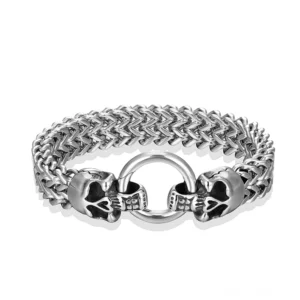 Herren Gothic Totenkopf Armband Edelstahl Weizenkette mit dualen Totenkopf-Anhängern Vorderansicht Flachaufnahme