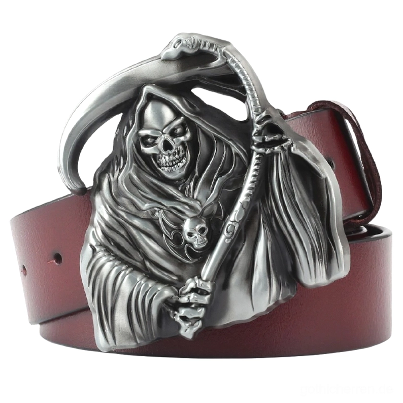 Totenkopf Sensenmann Metallschnalle auf burgundrotem Rindleder Gürtel – detaillierte Nahaufnahme der antiksilber-verarbeiteten Schnalle mit feiner Gravur