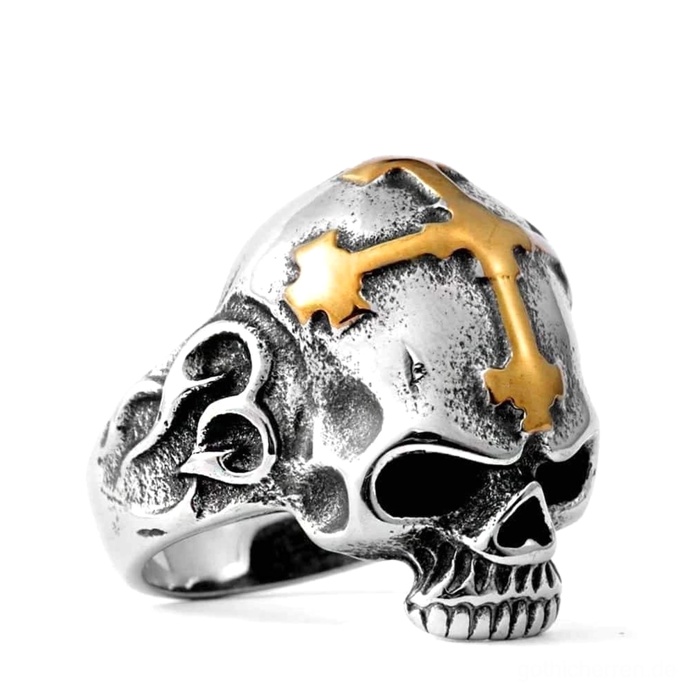 Silbertoniger Edelstahl-Totenkopf-Kreuz-Ring mit Goldakzenten, Vorderansicht mit detailliertem gemeißeltem Schädel und prominentem Kreuz oben, Gothic Ring für Herren mit hochpolierter Oberfläche