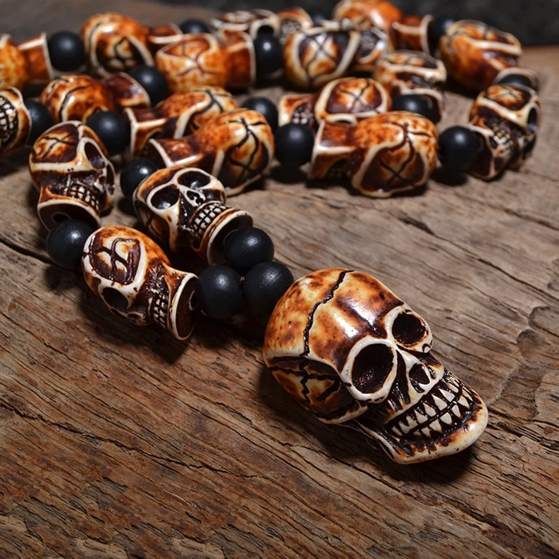 Vollständige gotische Memento-Mori-Totenkopf-Perlenkette – 75 cm Kettenstrang mit großem Anhänger Gesamtansicht