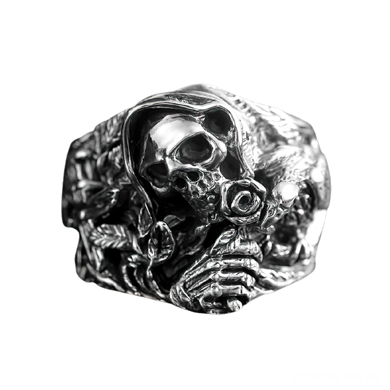 Gotischer Skelett-Totenkopf Ring Dreiviertelansicht zeigt geschnittene Hand- und Schwertmotive in poliertem Silber, detaillierte Gravuren des Memento-Mori-Designs