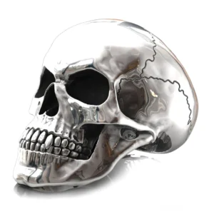 Gerissener gothischer Totenkopf-Ring Silberfinish Linksansicht mit detaillierter Schädelkarvierung hochpoliertem Metallband und charakteristischen Rissen auf der Schädeldecke