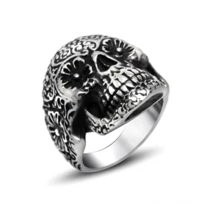 Memento Mori Totenkopfring mit floralen Gravuren aus antikem Silber-Edelstahl, gotischer Schmuck mit metikulösen Blummustern, vordere dreiviertelseitige Ansicht des handgearbeiteten Skull-Rings