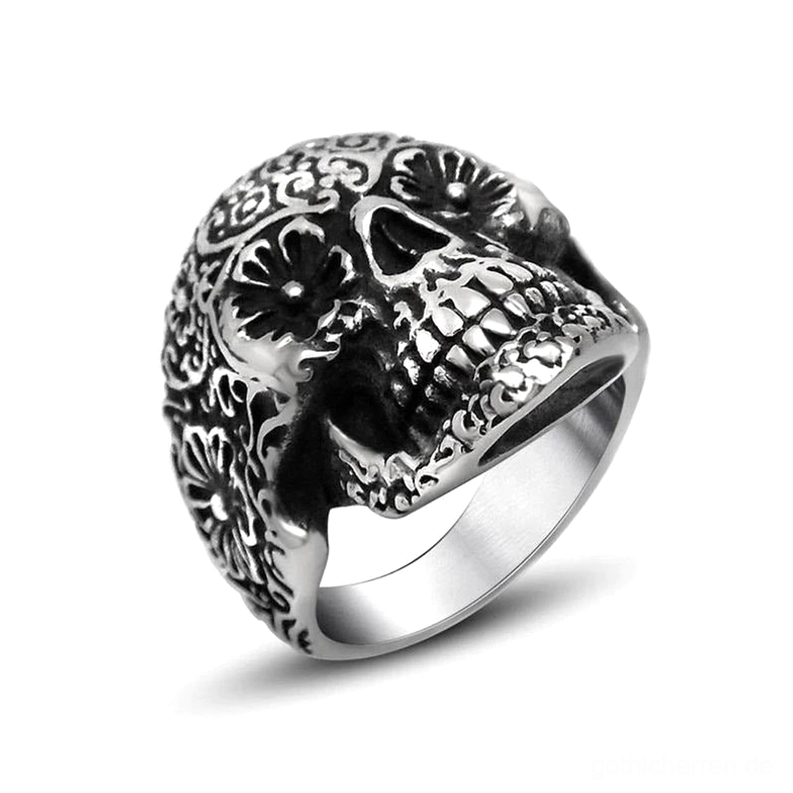 Memento Mori Totenkopfring mit floralen Gravuren aus antikem Silber-Edelstahl, gotischer Schmuck mit metikulösen Blummustern, vordere dreiviertelseitige Ansicht des handgearbeiteten Skull-Rings