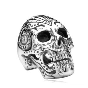 Memento Mori Totenschädel Gothic Ring aus 316L Edelstahl mit feinen floralen Gravuren, hochglanzpolierte Silberfinish, Draufsicht Frontalansicht zeigt intricate Ornamente und künstlerische Schädeldetails