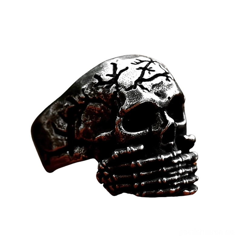 Memento Mori Totenschädel Siegelring Seitenansicht auf weißem Hintergrund mit rissiger Textur und dunkel patiniertem Edelstahl Finish