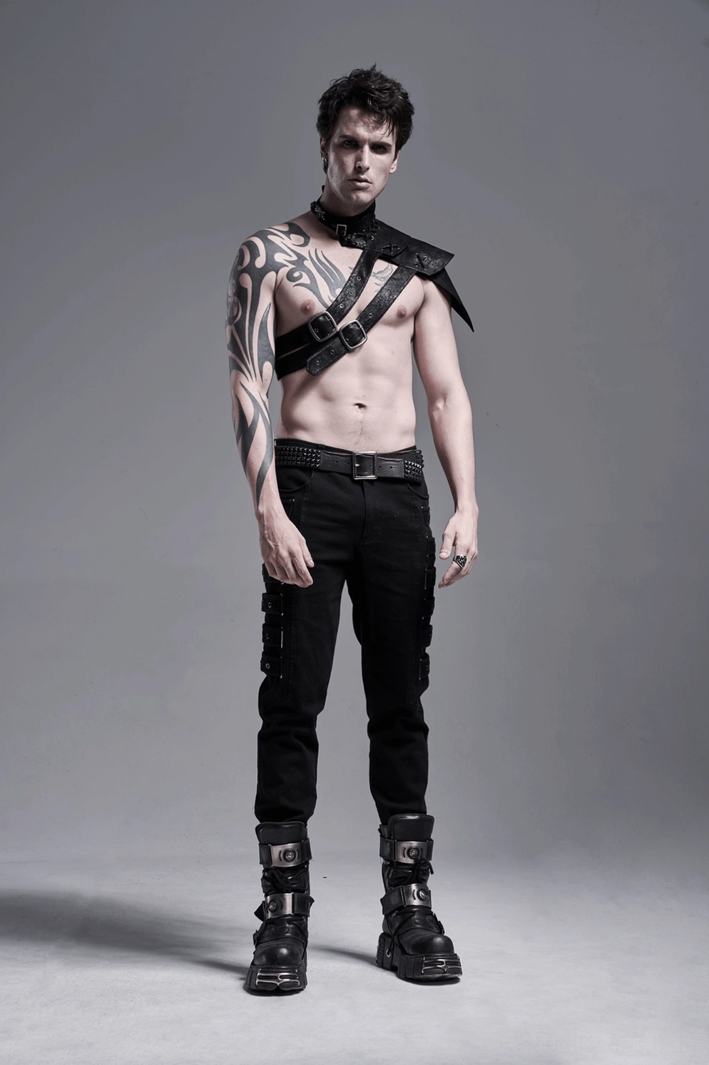 Herren schwarze Gothic Cargohose mit verstellbaren Metalösen-Riemen - Lifestyle Präsentation im dunklen Mode-Kontext
